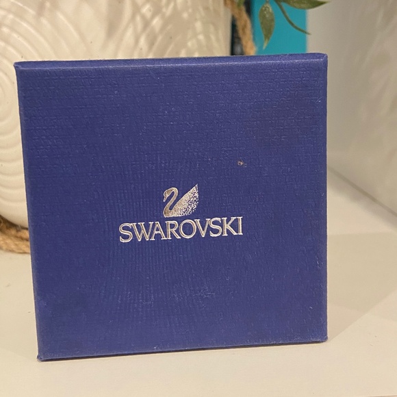 Swarovski Diamond Shaped Necklace & earring set - Picture 2 of 3